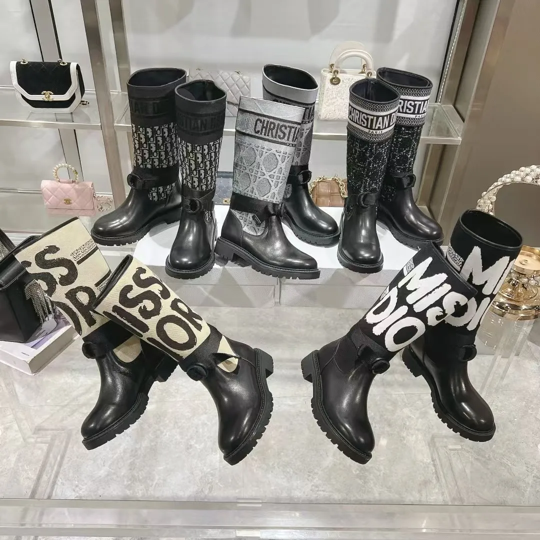 👟👟Ex-factory price 560👟👟 Dior color-blocking new boots for autumn and winter, the latest electric embroidery color-blocking letter logo for autumn and winter, round-toe high-top knight boots for women, Material: first-layer cowhide stitched with electric embroidery fabric, sheepskin lining for feet, original molded TPU outsole Size: 35-40 yards